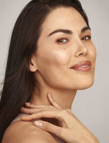 Patient featured in the official SKINVIVE campaign; results vary